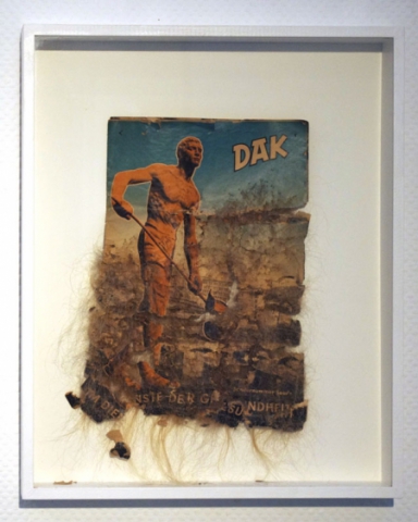 Mirjam Elburn: Im Dienste der Gesundheit, 2009, Zeitungspapier und Menschenhaar gefilzt, ca. 40 x 21cm