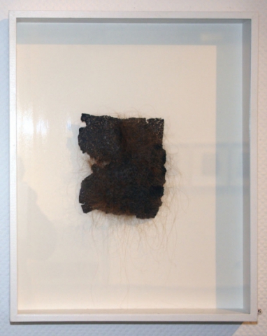Mirjam Elburn: c., 2008, Blei und Menschenhaar gefilzt, ca. 18 x 15 cm