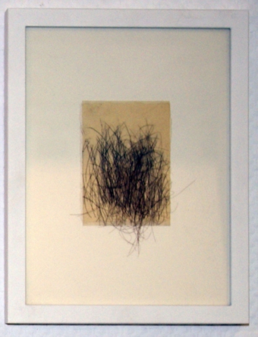 Mirjam Elburn: o.t., 2009, Kohlezeichnung auf Transparentpapier, Büttenpapier und    Menschenhaar,  11 x 7,5 cm