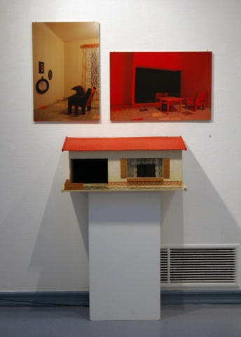 Petra Groos: a Lizie schaut sich an, 2009, C-Print, 40 x 60 cm, b C-Print, 40 x 60 cm, c Puppenhaus, Holz, ca. 60 x 30 x 40 cm