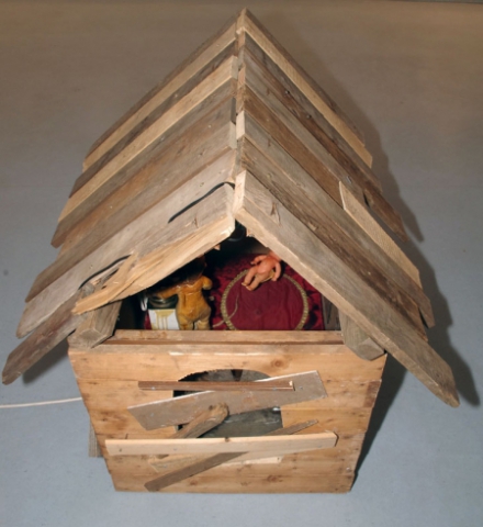 Petra Groos: Geschlossene Gesellschaft, 2009, Holz, Kunststoff, 60 x 120 x 100 cm