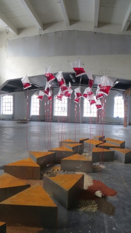 Renate Hahn: Erde, Installation (Erden, Metall, Dialysebeutel mit roter Fluessigkeit, tropfend), ca. 5x10x12 M, 2013 Renate Hahn: Erde, Installation (Erden, Metall, Dialysebeutel mit roter Fluessigkeit, tropfend), ca. 5x10x12 M, 2013