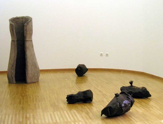 Benno Derda: Ohne Titel / Untitled, Installation, Betonplastiken / Installation, sculptures, concrete, 160 x 70 x 80 cm, 50 x 40 x 30 cm Benno Derda: Ohne Titel / Untitled, Installation, Betonplastiken / Installation, sculptures, concrete, 160 x 70 x 80 cm, 50 x 40 x 30 cm
