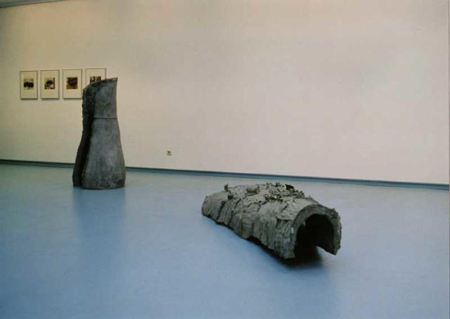 Benno Derda: Ohne Titel / Untitled: Installation, Betonplastiken / Installation, sculptures, concrete, 160 x 70 x 80 cm, 230 x 120 x 70 cm, Radierungen / color intaglio print, 50 x 40 cm, Siegen, 2005 Benno Derda: Ohne Titel / Untitled: Installation, Betonplastiken / Installation, sculptures, concrete, 160 x 70 x 80 cm, 230 x 120 x 70 cm, Radierungen / color intaglio print, 50 x 40 cm, Siegen, 2005