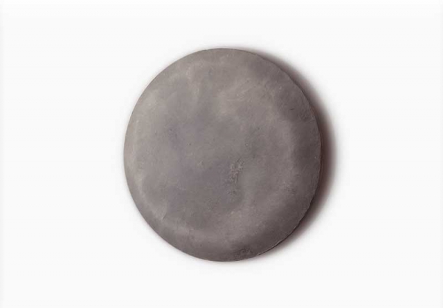 Gabriele Schulz: Staubmond /Moon Dust, Zellulose, Pigmente / Cellulose, pigments, 90 x 15 cm, 2003 Gabriele Schulz: Staubmond /Moon Dust, Zellulose, Pigmente / Cellulose, pigments, 90 x 15 cm, 2003