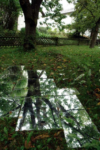 Helga Seekamp: Korrespondenz der Bäume / The Correspondence of Trees, Spiegelinstallation / Installation of mirrors, 300 x 300 cm