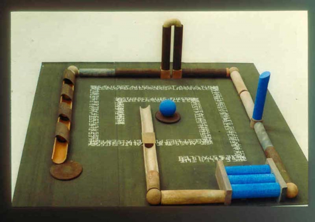 Helga Seekamp: Labyrinth, Diverse Materialien / Mixed media, 300 x 300 x 70 cm, 2001