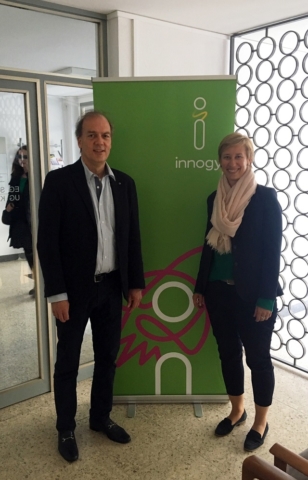 Dr. Catharina Friedrich von INNOGY und Kai-Uwe Körner vor einem Display unseres Sponsors