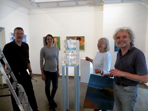 Ingo Schultze-Schnabl, Stephanie Süßenbach, Renate Hahn undn Arno Dirlewanger beim Aufbau der Ausstellung